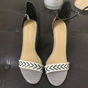 Stylish multicolored heel. Size 9 woman.